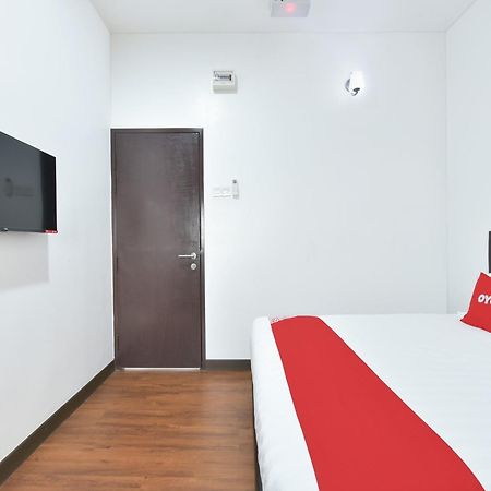 ספאנג Oyo 90869 Hotel Madeena Inn מראה חיצוני תמונה