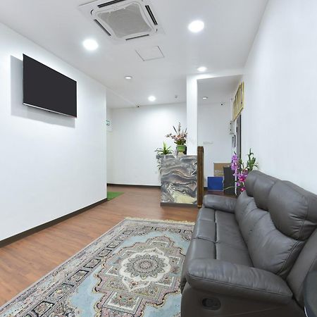 ספאנג Oyo 90869 Hotel Madeena Inn מראה חיצוני תמונה