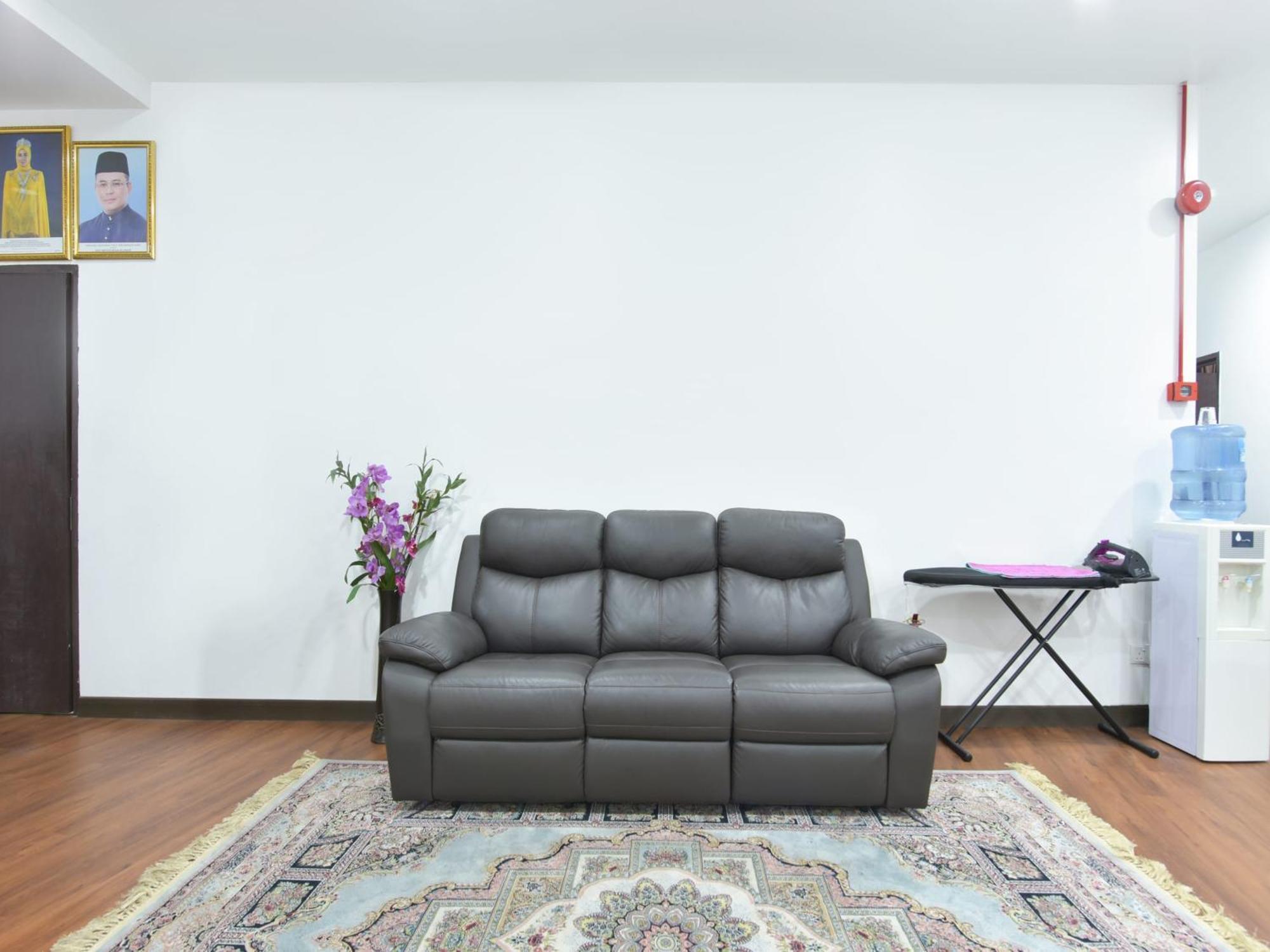 ספאנג Oyo 90869 Hotel Madeena Inn מראה חיצוני תמונה